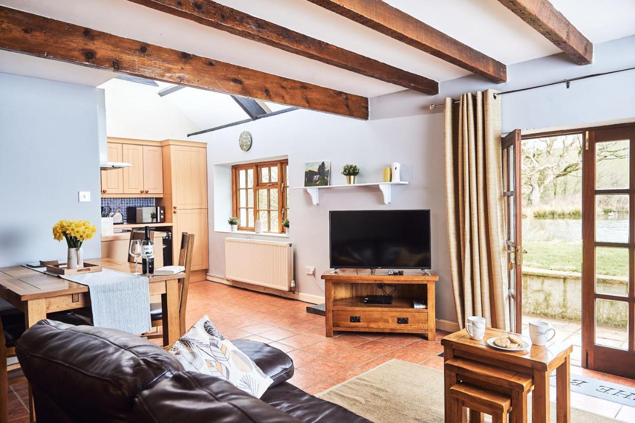 Penuwch Boathouse- Lakeside Rural Cottage Ideal For Families With Indoor Heated Pool Καρμάρθεν Εξωτερικό φωτογραφία
