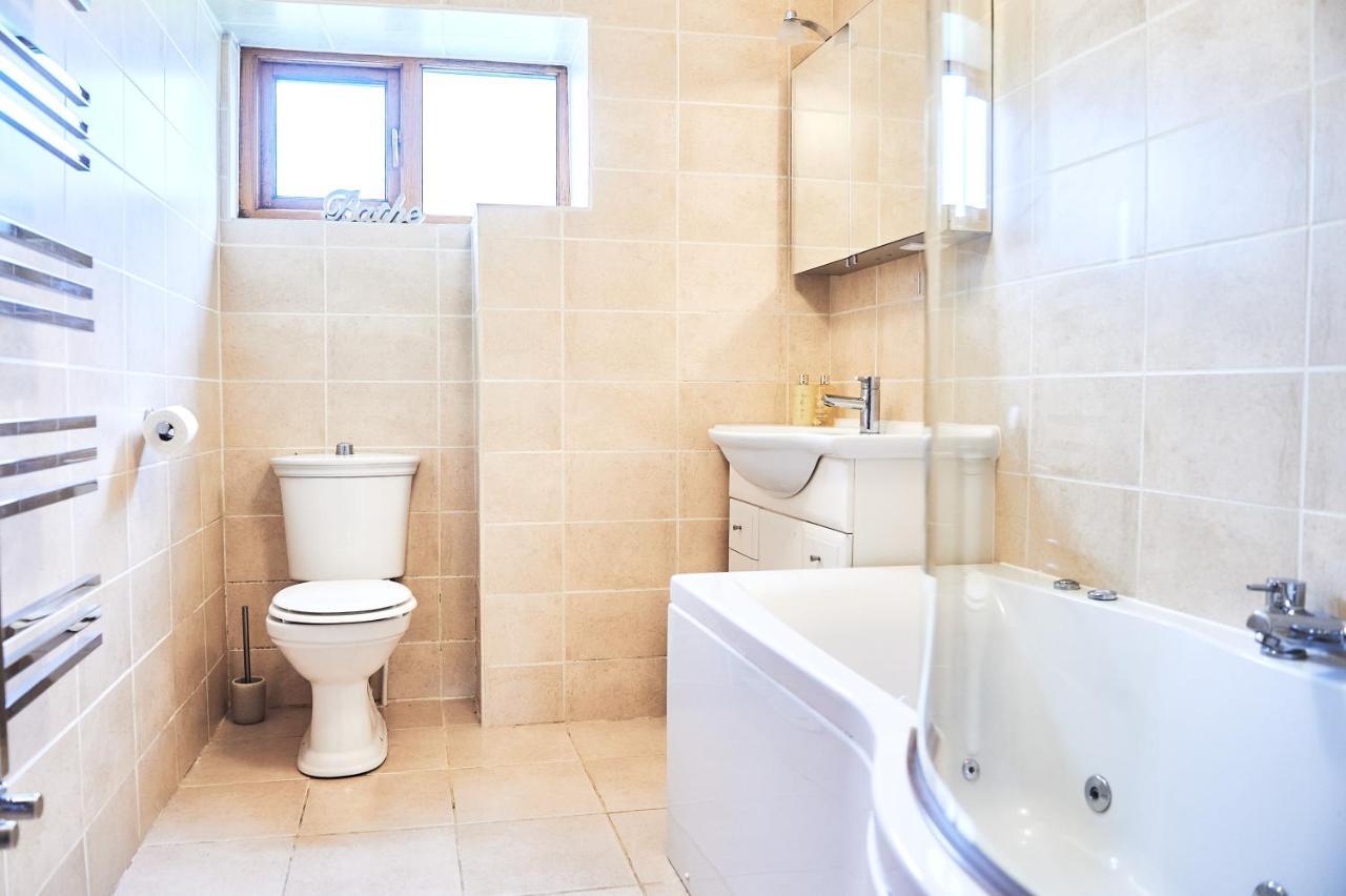 Penuwch Boathouse- Lakeside Rural Cottage Ideal For Families With Indoor Heated Pool Καρμάρθεν Εξωτερικό φωτογραφία